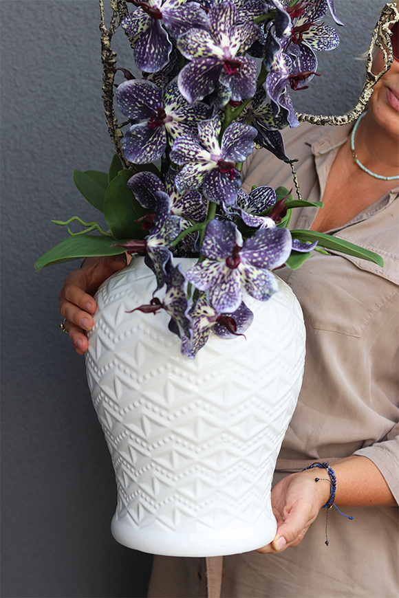 Cymbydium Tebriz, sztuczny storczyk w amforze