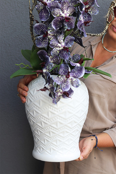 Cymbydium Tebriz, sztuczny storczyk w amforze