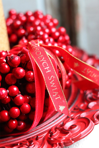 elegancki świąteczny stroik, Czerwień Ognista, na czerwonym talerzu, śr.35cm