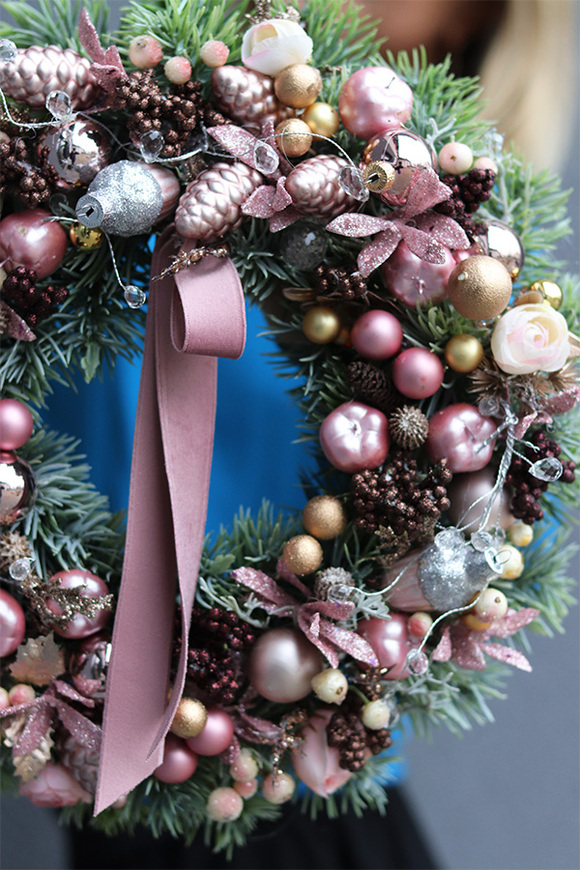 Różowa Poświata, świąteczny wianek z pudrową wstążką, śr.33cm