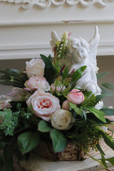 Anielski Róż, dekoracja nagrobna z betonowym aniołem