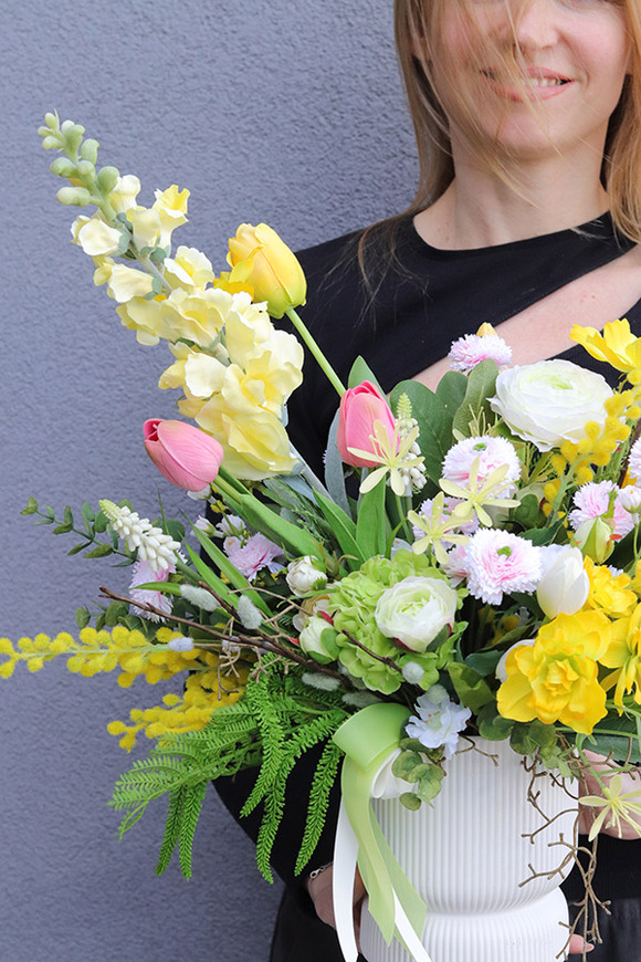 Amira Eclipse Pink, dekoracja kwiatowa na stół wielkanocny