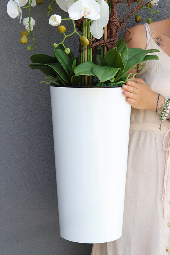 Mediolan, sztuczny storczyk w wysokiej donicy