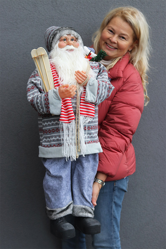 duża figurka / miękki stojący Mikołaj z nartami i szalikiem