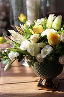 kompozycja kwiatowa z tulipanów, róż i szafirków Spring is Coming