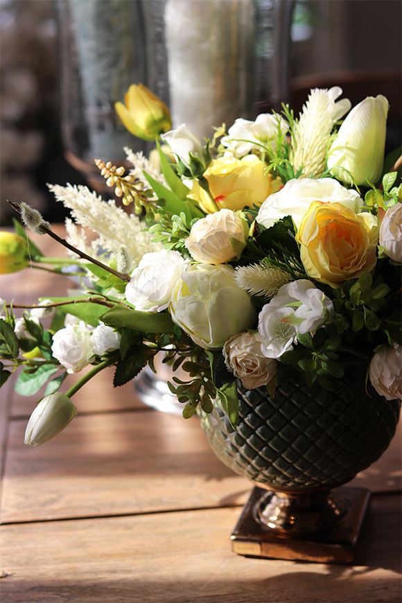 kompozycja kwiatowa z tulipanów, róż i szafirków Spring is Coming