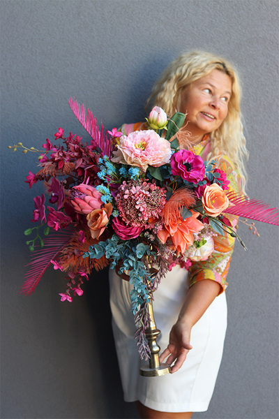 Bollywood, kompozycja kwiatowa w energetycznych kolorach