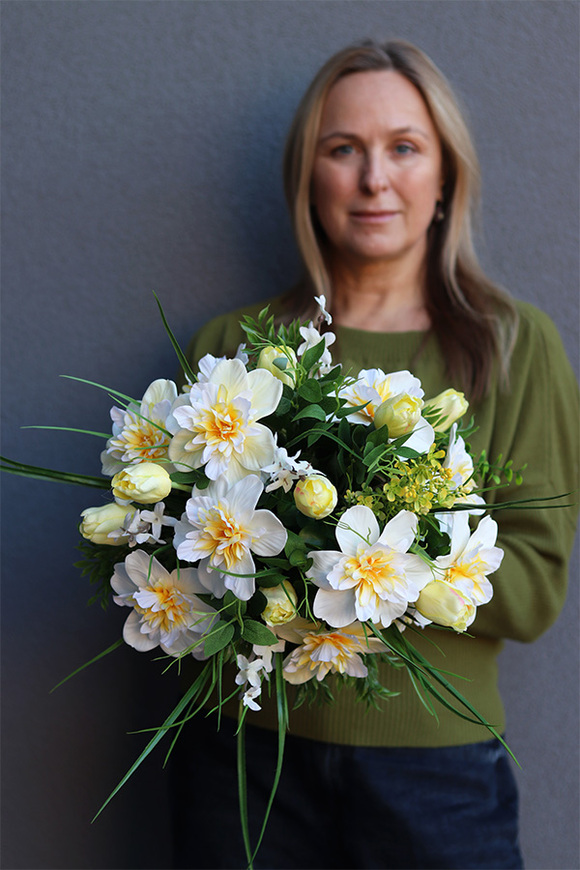 Żonkile Heleny, wiosenny bukiet nagrobny we wkładzie