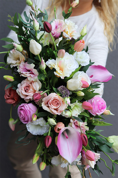 Tulippa Laos, kompozycja nagrobna w naczyniu łódce