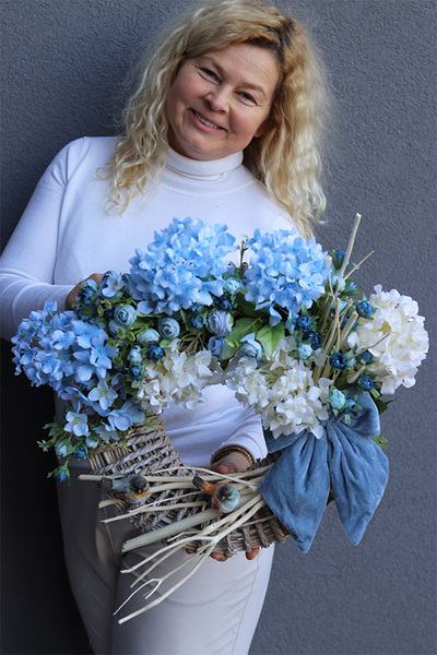 Niebieska Kokarda Bird, wianek na drzwi z hortensjami