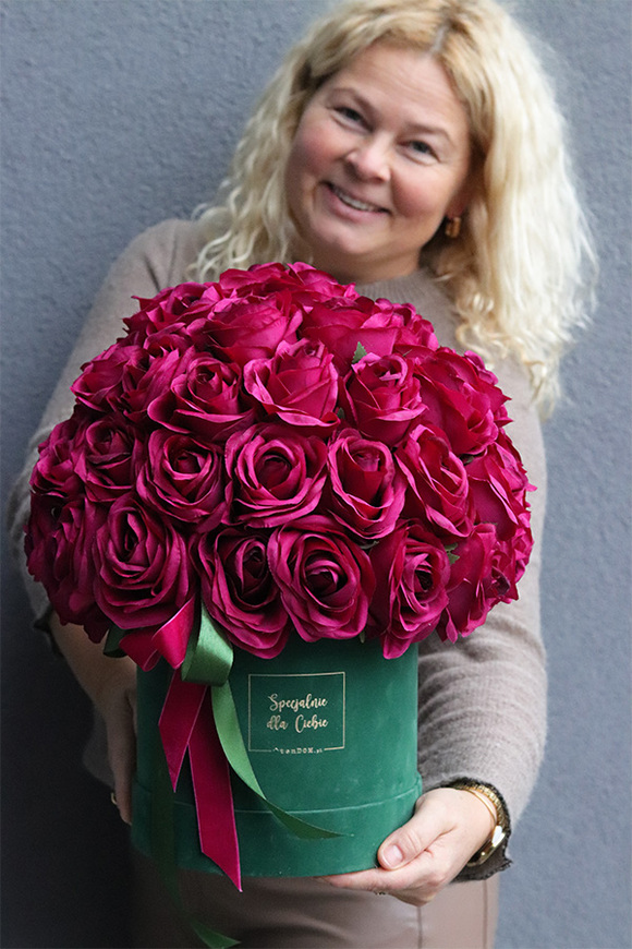 Jubileo Amarant 60 róż, różany flowerbox