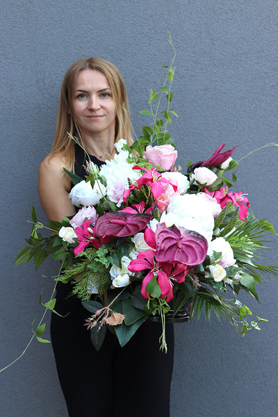 Legutte Pink, kompozycja nagrobna w ceramicznej misie, wym.50x56x95cm