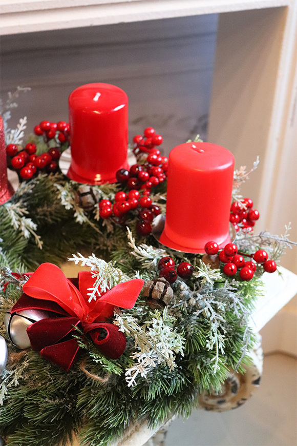 Karminis, adwentowy wianek stroik z czterema świecami