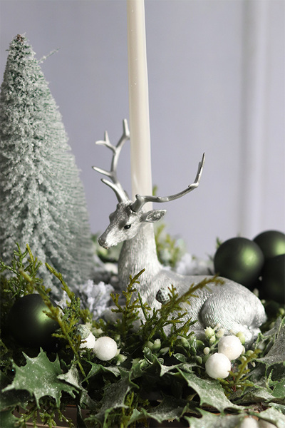 Srebrny Renifer, elegancki świąteczny stroik ze świecą