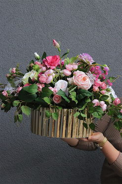 Pranella Lux, kompozycja kwiatowa w złotym naczyniu, wym.44x55cm