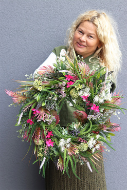 Merite, zielony wianek z kwiatami na drzwi, rozp.45cm