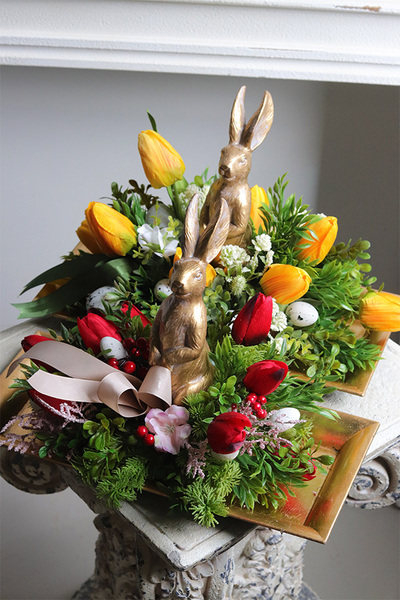 Red Easter 2, stroik wielkanocny zajączek w tulipanach