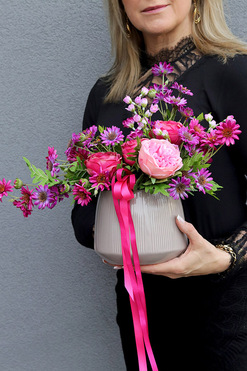 Magenti 2, kwiatowa kompozycja w naczyniu, wys.33x40x24cm 