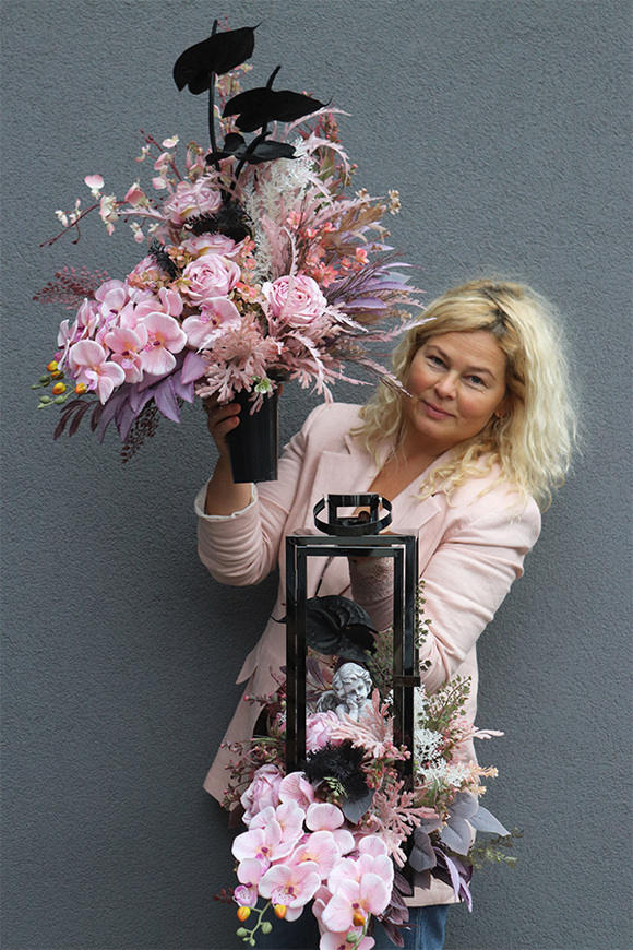 Angelo Pink Flowers, nowoczesny bukiet nagrobny we wkładzie