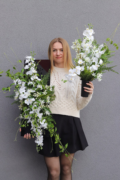 Orchid New Design White, nowoczesny bukiet nagrobny we wkładzie