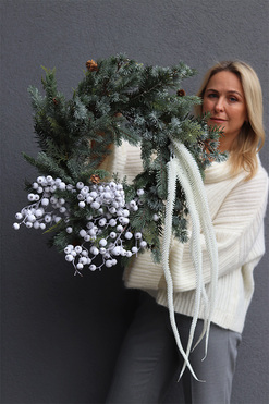 OD RĘKI White Winter, zimowy wianek z jagodami, śr.50cm