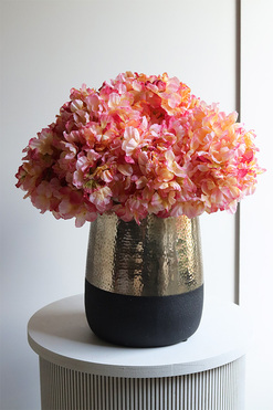 OD RĘKI Morella Glamour, kompozycja kwiatowa z różowych hortensji, wys.43cm