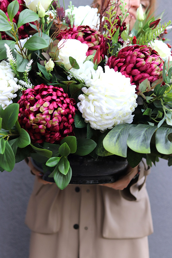 Ruberia Premium, kompozycja nagrobna w misie z bordową chryzantemą