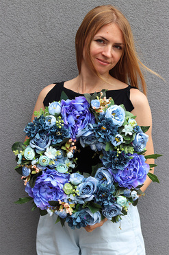 Caryca Blue Sky, bogaty wianek na drzwi, śr.40cm