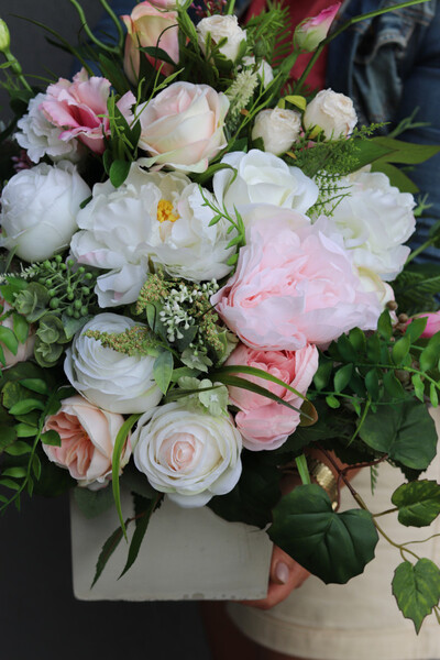 Abellika, kompozycja kwiatowa na komodę