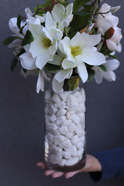 Magnolie Glassier, kompozycja kwiatowa w wazonie, wys.50cm 