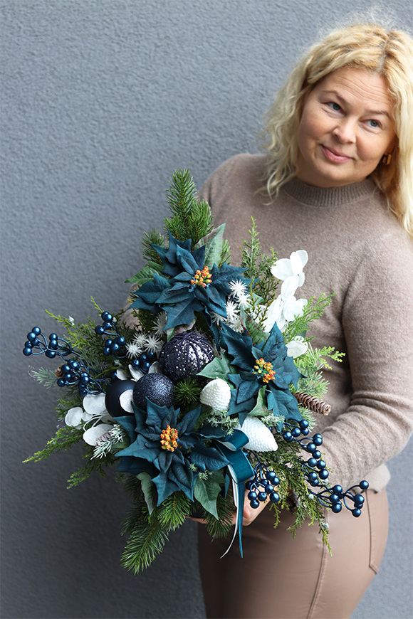 Dark Blue Winter, świąteczny bukiet nagrobny we wkładzie