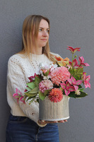 Norblina Hillton, kolorowa kompozycja kwiatowa