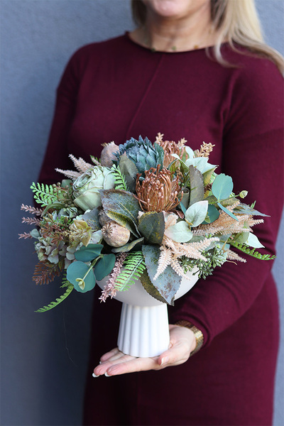 Green November Jazz, kompozycja kwiatowa w białym pucharze