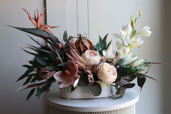 Beige Regrere, kompozycja kwiatowa ze strelicją