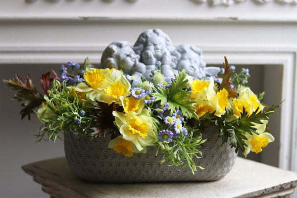 Luvina Spring, żółta dekoracja nagrobna z aniołami