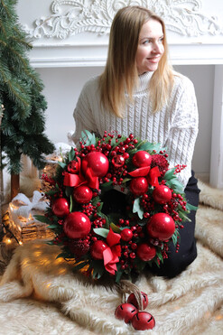 Czerwona Bajka, świąteczny wianek z bombkami, śr.48cm