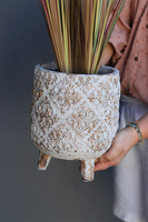 Ydeana Rustic, sztuczna trawa w donicy na nóżkach