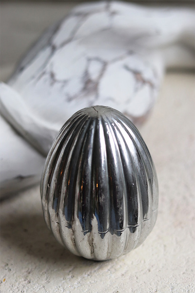 OD RĘKI Easter Silver, dekoracja wielkanocna figurka jajo jajko, wys.10cm 