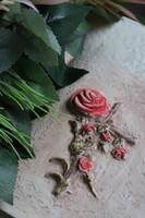 Pink Bookstory, dekoracja nagrobna z betonowym aniołem