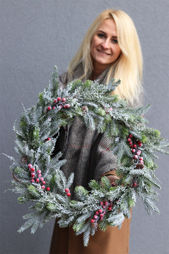 Winter World, zimowy wianek z czerwonymi owocami, śr.55cm 