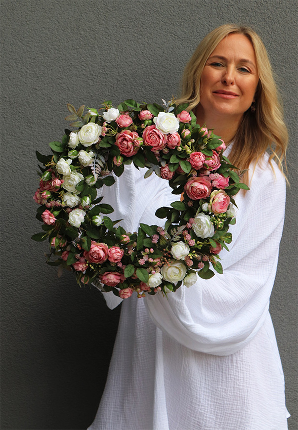 Pudrova Rosalina, słoneczny wianek na drzwi