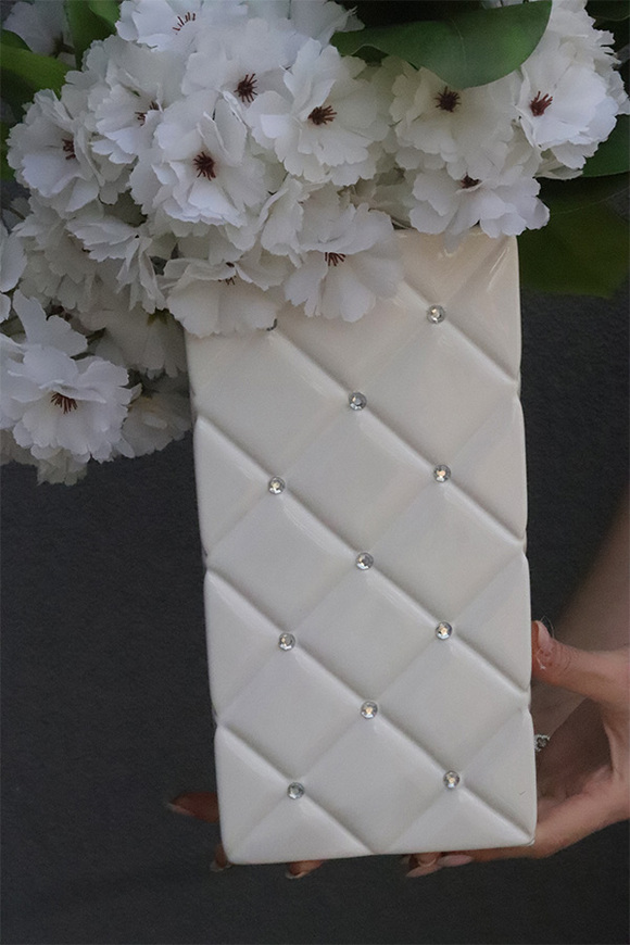 Biała Della, kompozycja kwiatowa w naczyniu