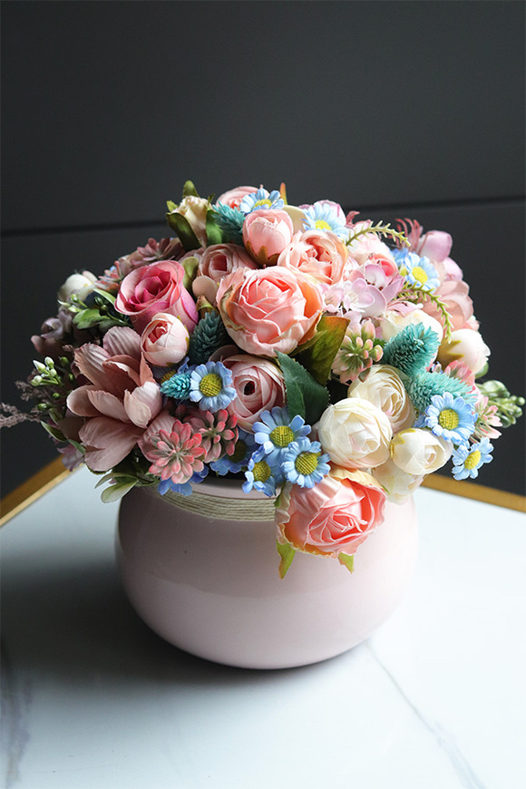 Majeczka Pink, kompozycja kwiatowa w naczyniu