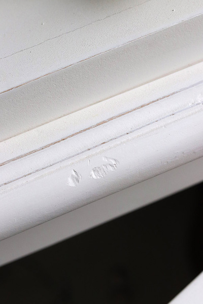 Bristol White, biblioteczka kredens