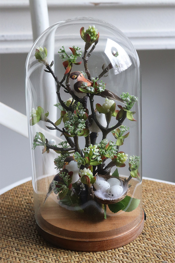 Meria, kompozycja kwiatowa pod kloszem