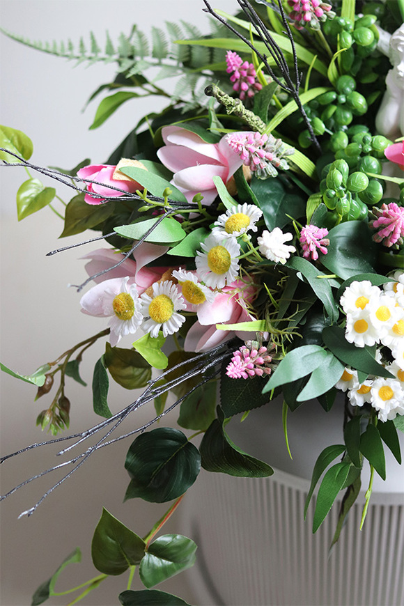 Koretena Spring, dekoracja nagrobna w misie z aniołem