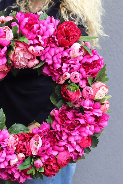 Ranalla Magenta, kwiatowy wianek na drzwi