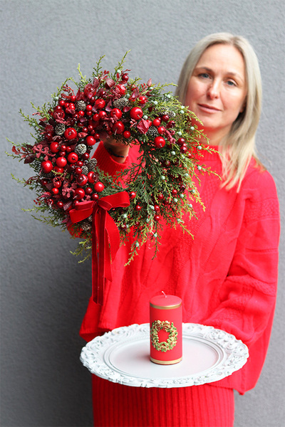 Klassina Red, stroik ze świecą na talerzu