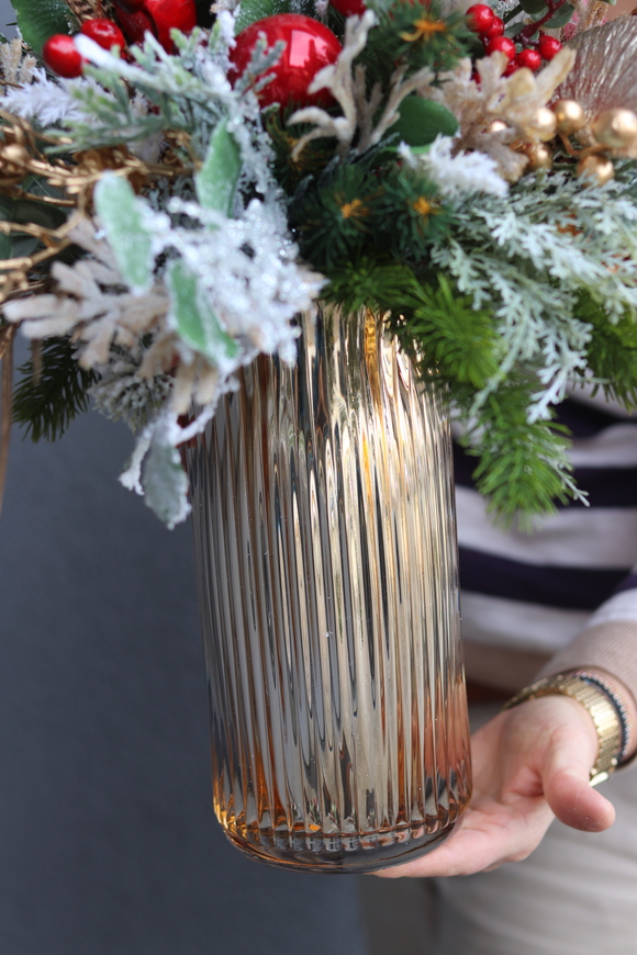 Winter Mood, świąteczny stroik kompozycja w złotym wazonie