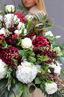 Ruberia Premium, kompozycja nagrobna w misie z bordową chryzantemą